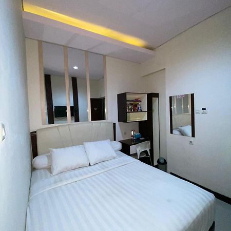 Dekost Madiun Hotel Kültér fotó