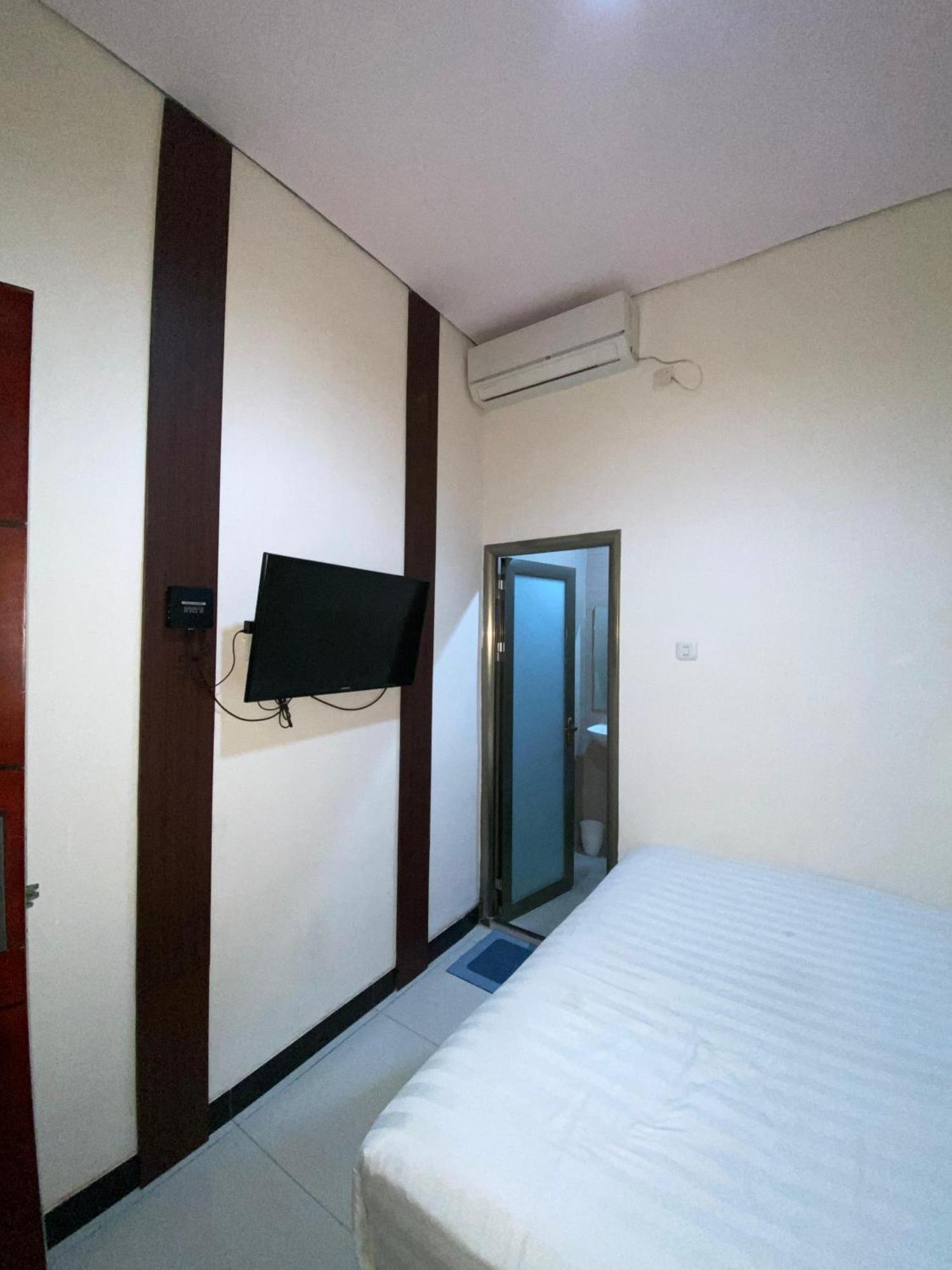 Dekost Madiun Hotel Kültér fotó