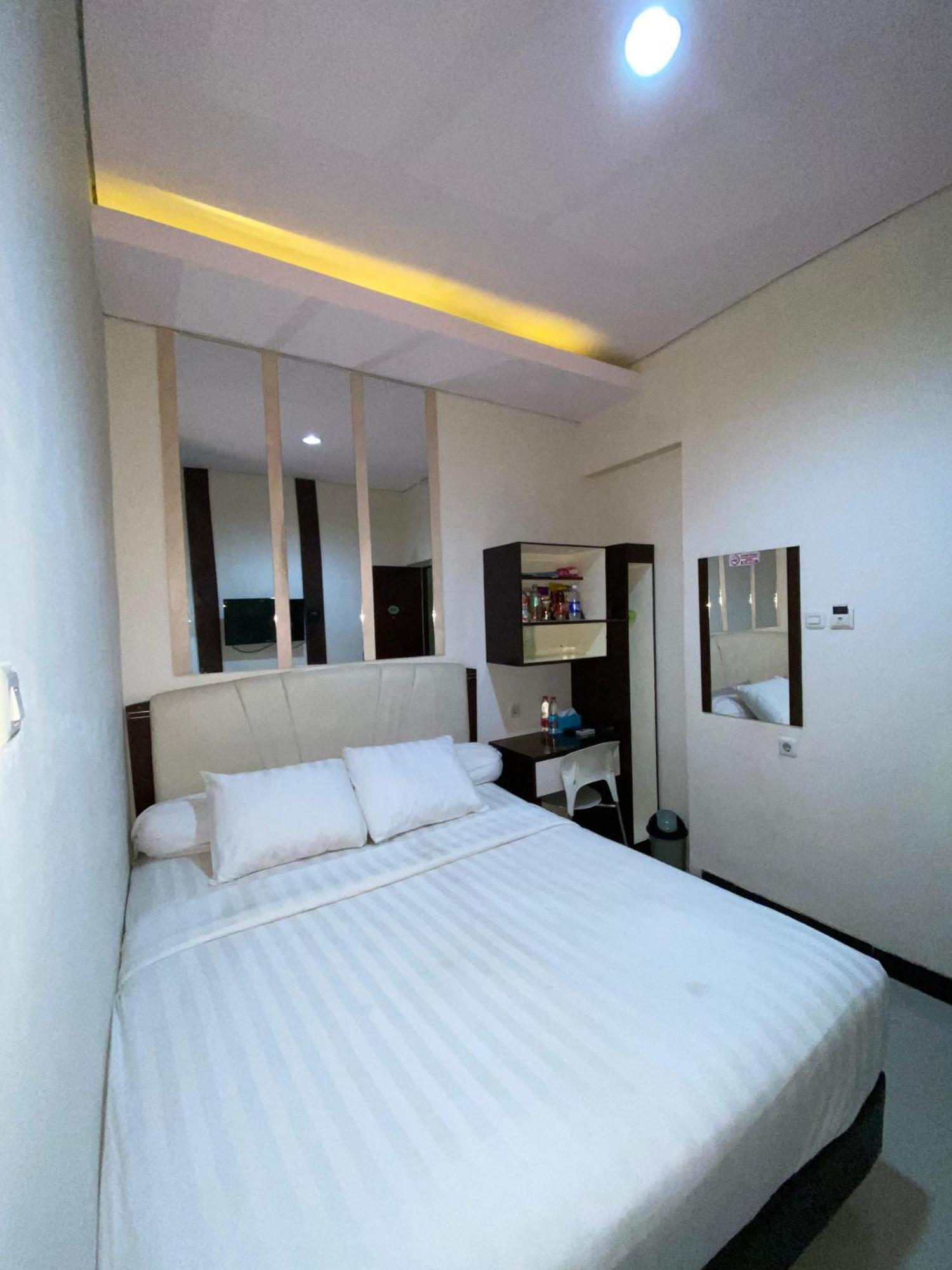 Dekost Madiun Hotel Kültér fotó