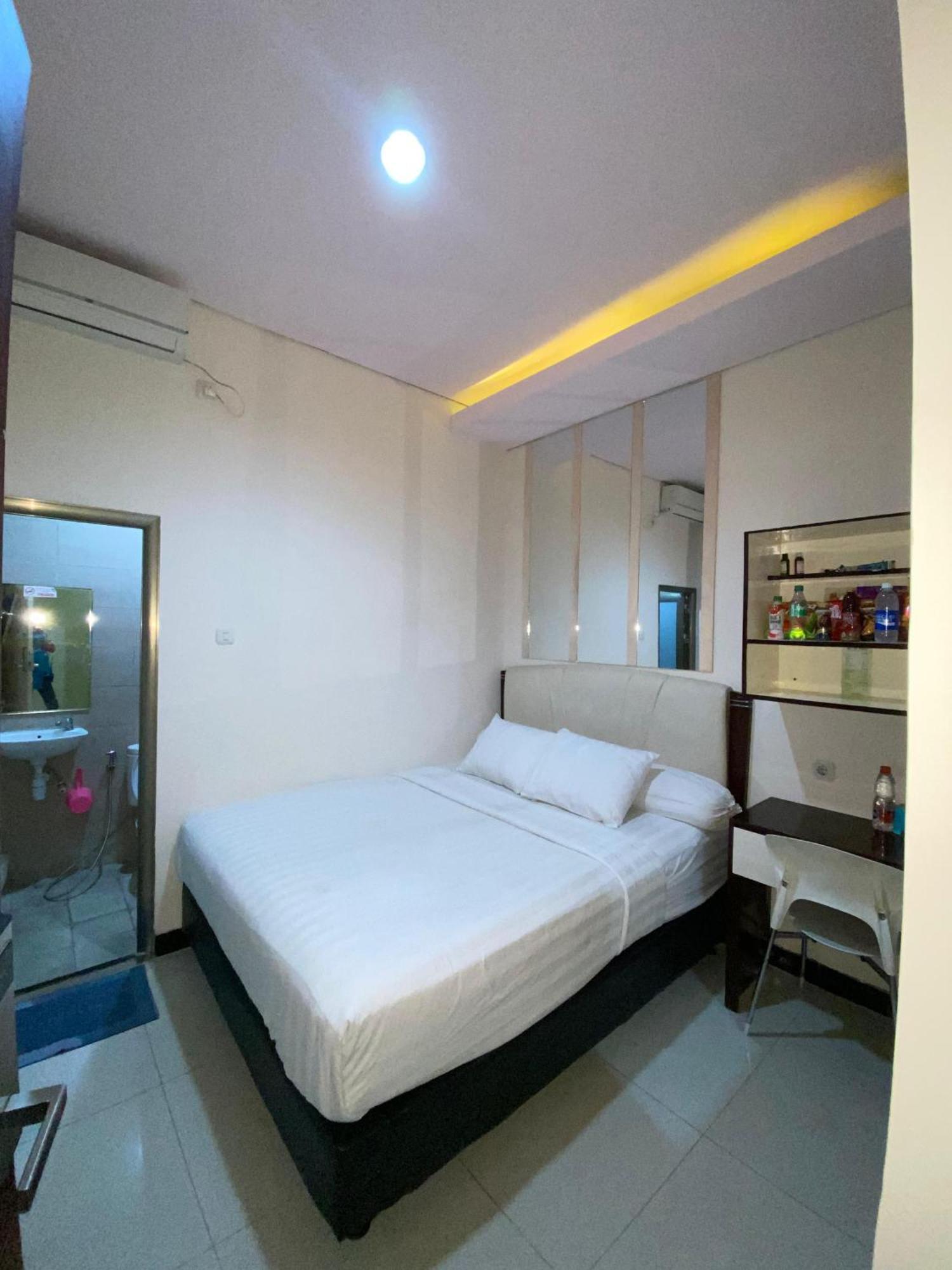 Dekost Madiun Hotel Kültér fotó